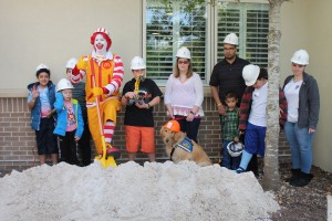 Children from the Ronald McDonald House pose with Ronald McDonald and Reed, RMHC Jacksonville Facility Dog