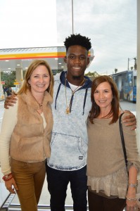 San Marco Preservation members Diane Martin and Anita Morrill join Jaguar wide receiver Allen Hurns during the grand opening of Daily’s convenience store in San Marco.