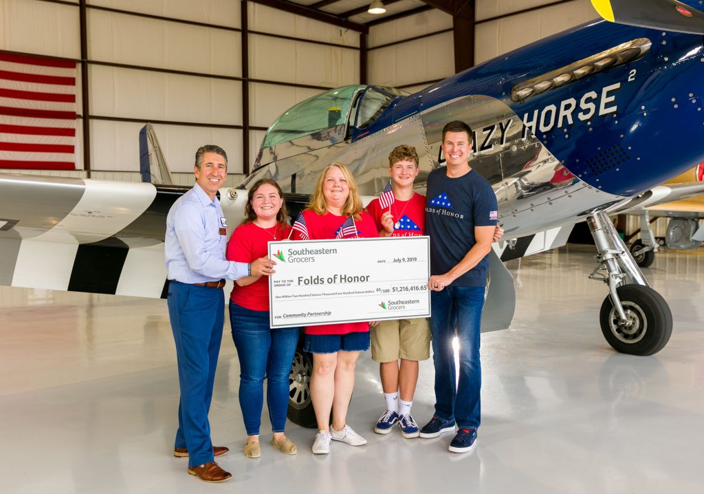Eddie Garcia, EVP of Store Growth for Southeastern Grocers; Chloe, Leanne and Wyatt McCain, Folds of Honor family and scholarship recipients; Ben Leslie, executive vice president of Folds of Honor. (Photo: Business Wire)