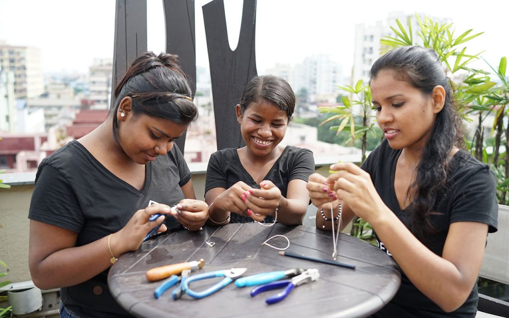 Girls from Her Future Coalition create jewelry
