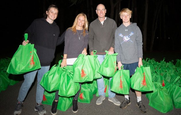 Furyk Foundation volunteers hand out 4,000 holiday food bags