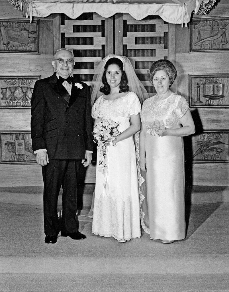 Steinfeld with her parents, Saul and Molly Zavon, on her wedding day