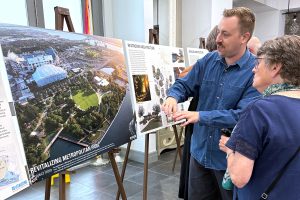Collin Bampton of ADBC, one of the firms on the Metropolitan Park Revitalization design team, discusses the new concept with Barbara Gubbin.